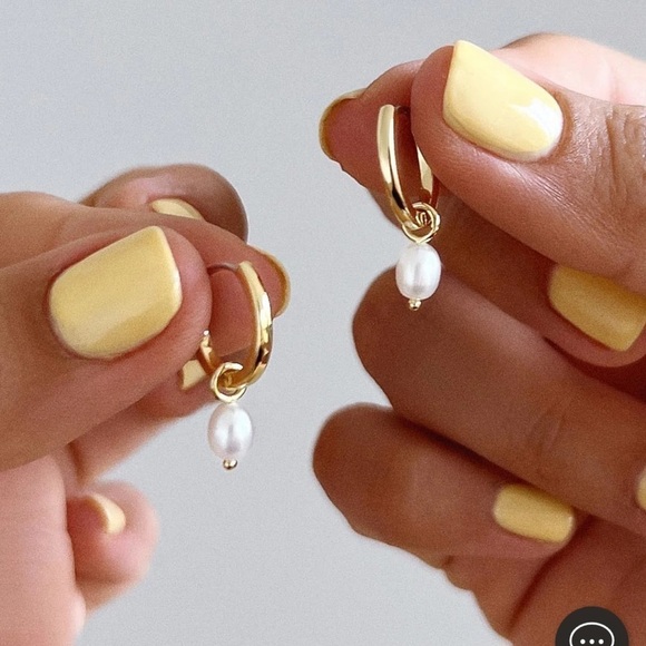 Pearl Huggie Hoop Earrings (gold tone) with Removable Pearls NWT - Picture 3 of 3